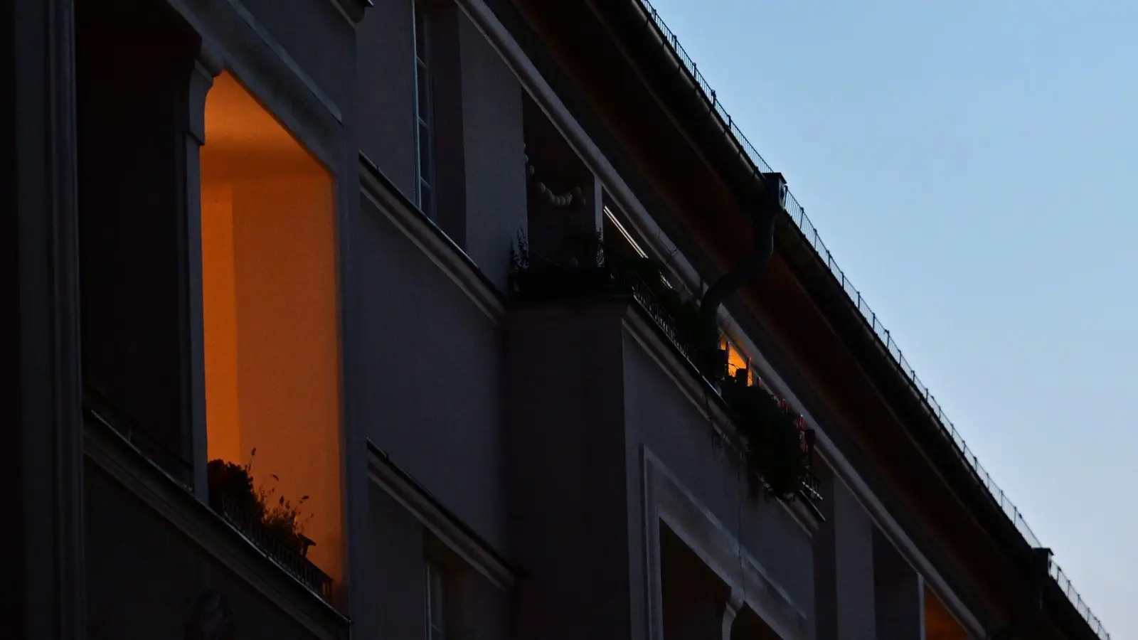 Auf der Suche nach einer neuen Wohnung bewarb sich eine Frau 2022 per Internetformular auf ein Inserat.  (Foto: Sebastian Gollnow/dpa)