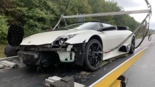 Nur noch Schrottwert hat der Lamborghini Murciélago, den ein Unbekannter auf der A6 nach einer Karambolage stehen ließ. (Foto: Polizei)