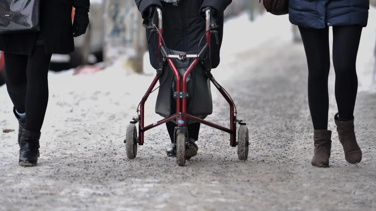 Menschen, die nicht mehr uneingeschränkt mobil sind, nutzen in Dinkelsbühl den Bürgerbus. (Symbolbild: Paul Zinken/dpa)