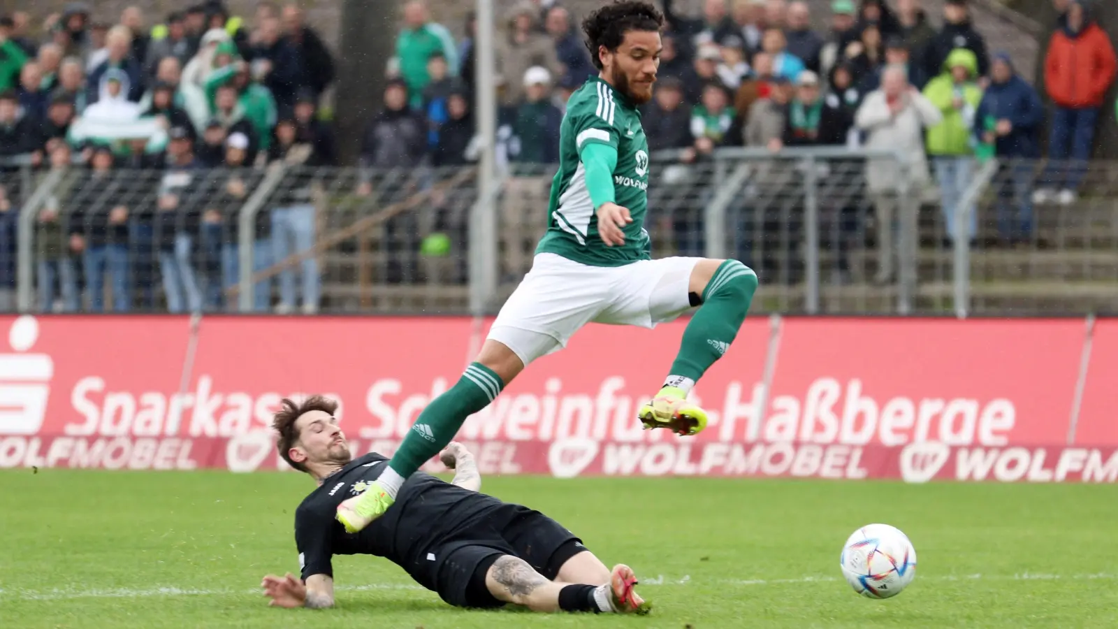 Leichtfüßig setzt sich der Schweinfurter Malik Mc Lemore gegen den Ansbacher Michael Belzner durch. (Foto: Michael Horling)