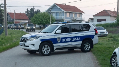 Ein Polizeifahrzeug blockiert den Eingang zum Dorf Dubona, etwa 50 Kilometer südlich von Belgrad. (Foto: Marko Drobnjakovic/AP)