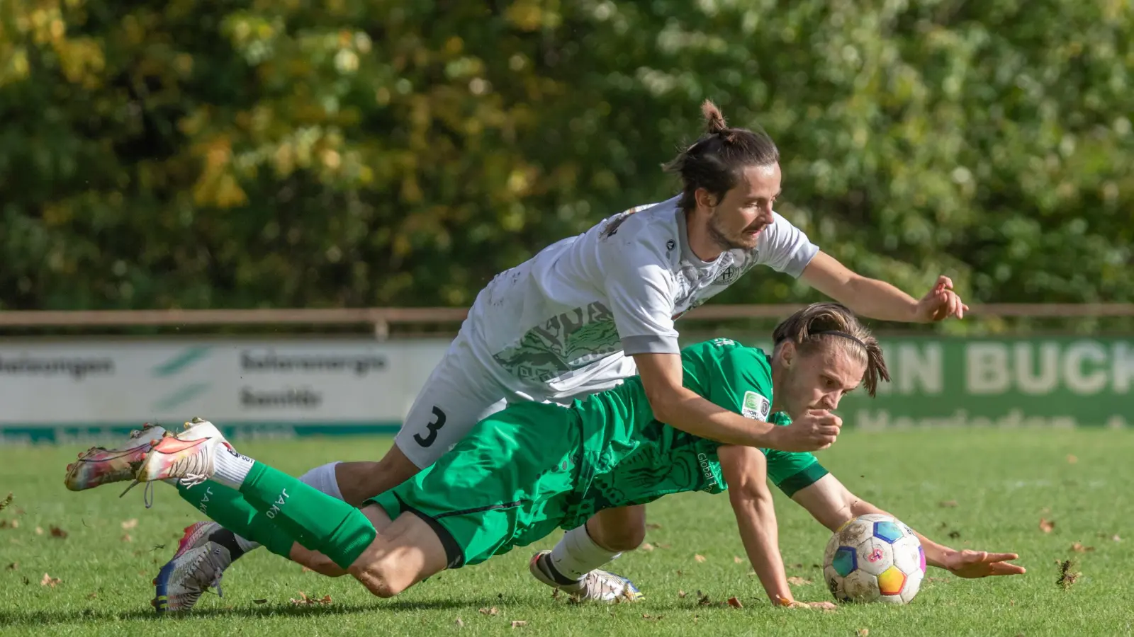Gestolpert ist die SG Herrieden (oben Tom Plohmer) nicht über den Aufsteiger SF Hofstetten (Simon Böttcher). Mit dem 3:1-Sieg rückten die Herrieder wieder auf Tabellenplatz zwei vor. (Foto: Markus Zahn)
