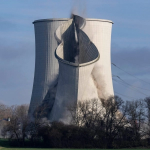Abgerissen: Der Kühlturm von Block B im ehemaligen Atomkraftwerk Biblis fällt in sich zusammen, nachdem er mit Spezialgeräten destabilisiert worden war.  (Foto: Boris Roessler/dpa)