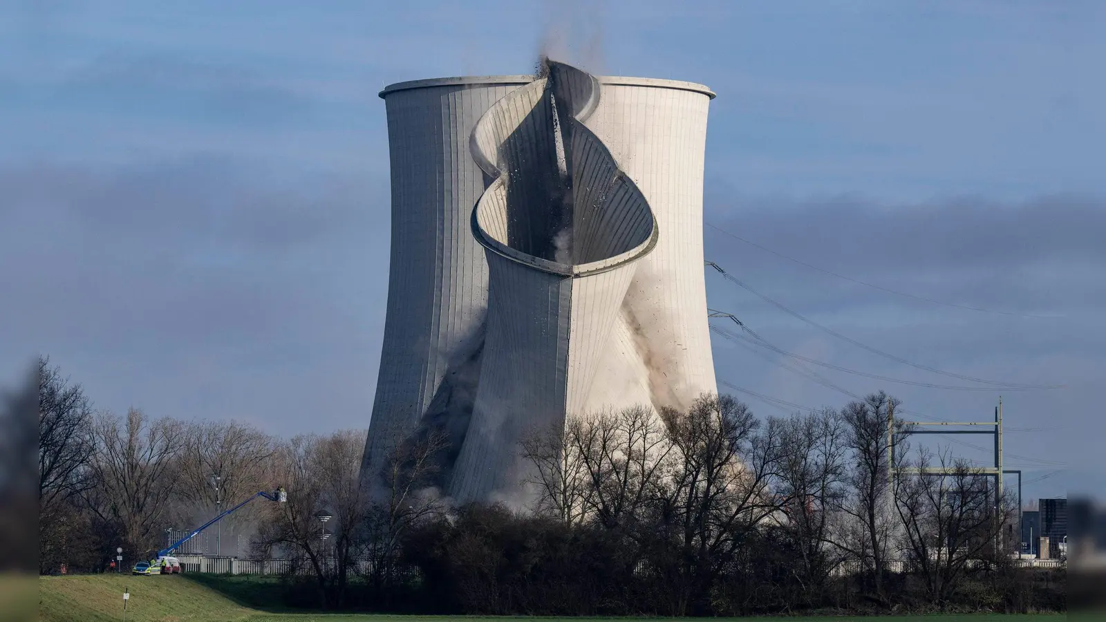 Abgerissen: Der Kühlturm von Block B im ehemaligen Atomkraftwerk Biblis fällt in sich zusammen, nachdem er mit Spezialgeräten destabilisiert worden war.  (Foto: Boris Roessler/dpa)