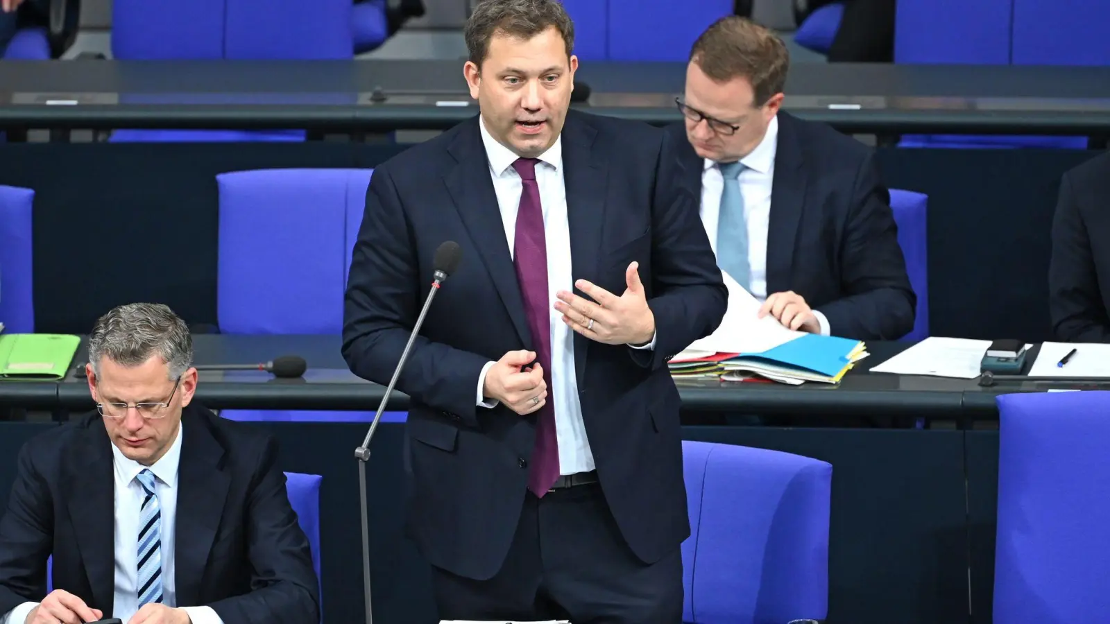 Bundesfinanzminister Lars Klingbeil (SPD) hat die Senkung der Stromsteuer für alle noch nicht komplett abgehakt.  (Foto: Elisa Schu/dpa)