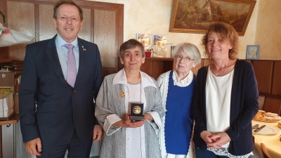 Freuen sich über die besondere Ehrung (von links): Hans Herold, Dragica Panic mit ihrer Medaille, Elsa Hönicka und Stefanie Kloha. (Foto: Anna Franck)
