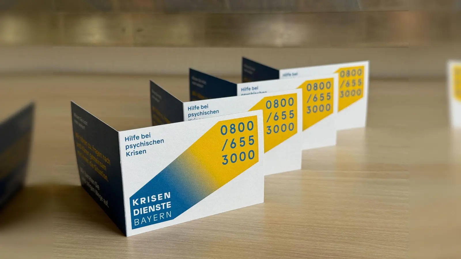 Noch nicht so bekannt wie die 112, aber im Prinzip das Gegenstück für seelische Probleme: die 0800 6553000. (Foto: Elke Richter/dpa)