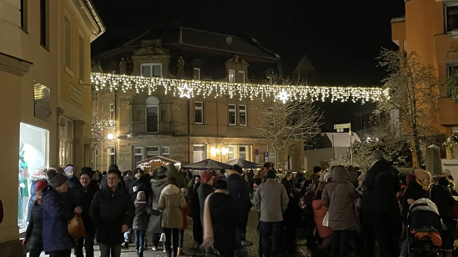 Nach der Eröffnung konnten sich die Besucherinnen und Besucher und die vielen Kinder in die märchenhafte Innenstadt begeben. Dort hatten die Geschäfte sich zu einzelnen Märchen einiges ausgedacht. Man konnte bei Spielen sein Glück versuchen, Basteln oder einfach nur genießen und sich verzaubern lassen. (Foto: Gerhard Krämer)