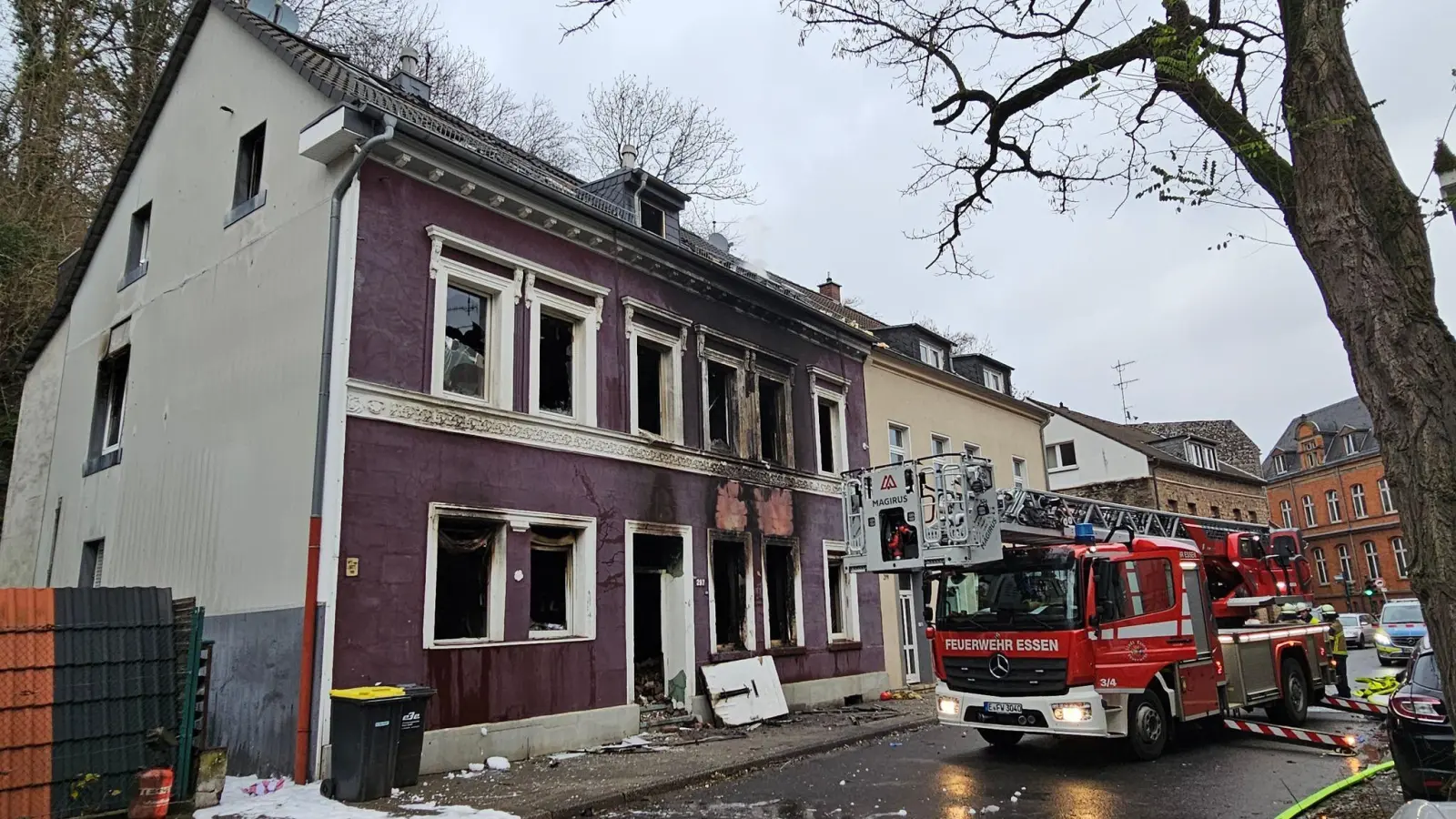 Ein Feuerwehrauto steht nach der Explosion in einem Mehrfamilienhaus vor dem zerstörten Gebäude. (Foto: Markus Gayk/dpa)