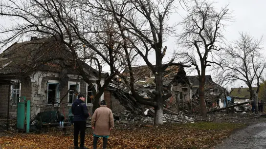 Menschen stehen vor zerstörten Wohnhäusern in Pokrowsk. (Foto: Andriy Andriyenko/AP/dpa)
