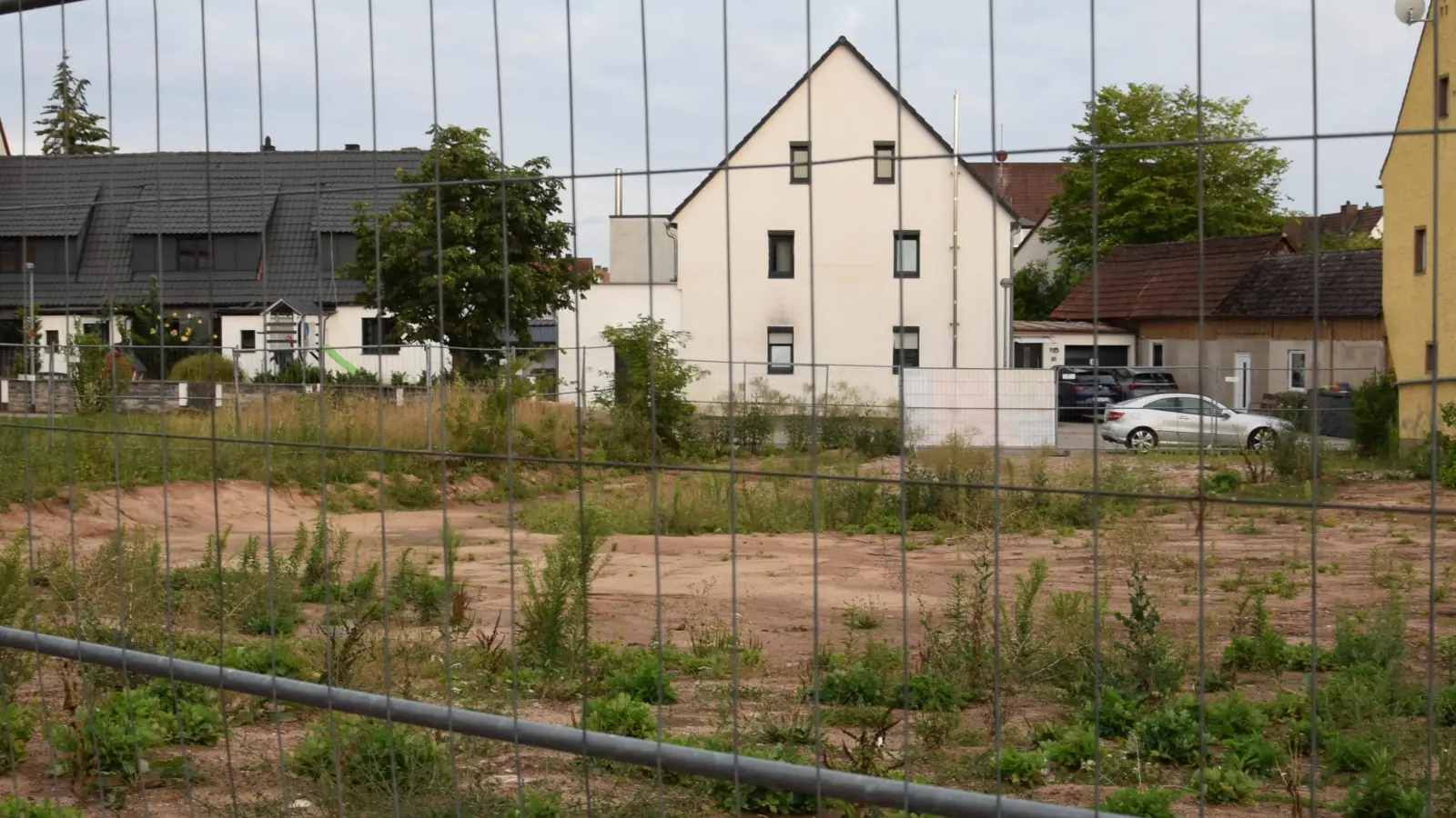Noch ist die Fläche in der Friedrich-Bauer-Straße leer. In Zukunft soll hier ein viergeschossiges Gebäude Platz für Wohnungen und eine Arztpraxis bieten. (Foto: Florian Schwab)