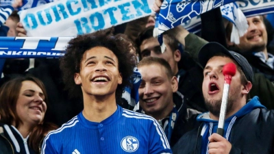 Zehn Jahre her: Leroy Sané lässt sich nach einem Schalker Heimsieg von den Fans feiern. (Foto: picture alliance / dpa)