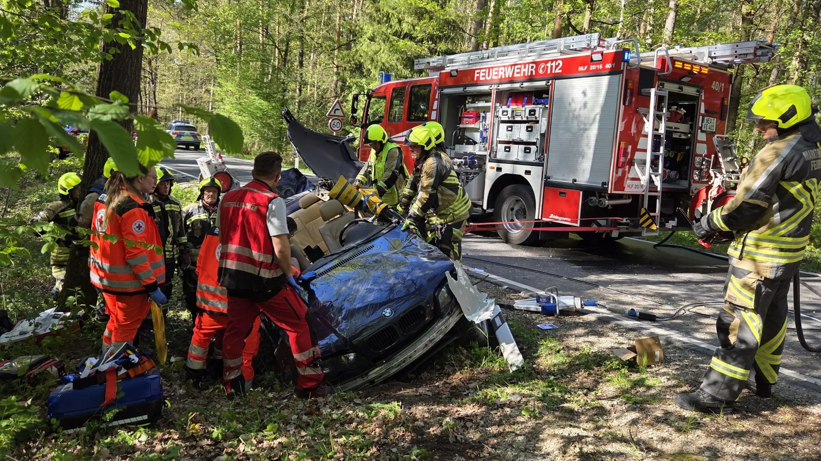 Um die Beifahrerin bergen zu können, musste die Feuerwehr das Dach des Unfallwagens mit der Rettungschere entfernen. (Foto: Kreisfeuerwehrverband Neustadt/Rainer Weiskirchen)