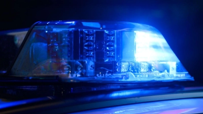 Bei einem Unfall in Oberschleißheim kam ein 22-Jähriger ums Leben. (Symbolbild) (Foto: Julian Stratenschulte/dpa)