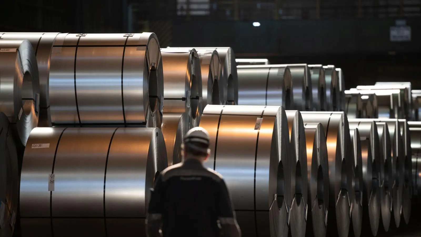 IG Metall und das Management der Thyssenkrupp-Stahlsparte haben sich nach langen Verhandlungen auf einen harten Sparkurs verständigt. (Archivbild) (Foto: Fabian Strauch/dpa)