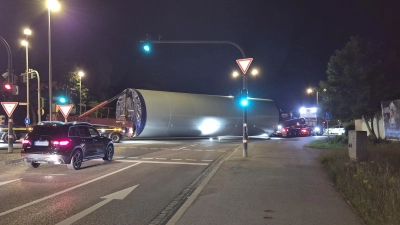 Der Schwertransporter stand nach dem Unfall auf der Straße. (Foto: NEWS5 / Markus Zahn)