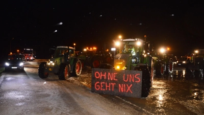 Riesige Traktoren, Lichter und große Tafeln: Rund 100 Fahrzeuge rollten am Donnerstagabend vom Festplatz Bürg in Wassertrüdingen aus in Richtung Hesselberg. (Foto: Peter Tippl)