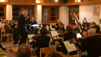 Das Collegium Musicum Bamberg mit Dirigent Gunther Pohl und Solo-Querflötistin Karen Hamann gab in der Erlöserkirche in Scheinfeld ein Weihnachtskonzert. (Foto: Andreas Reum)