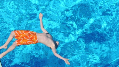 Chlor und Sonnencreme: Damit die Badehose lange strahlt, kommt es auf die richtige Pflege an. (Foto: Julian Stratenschulte/dpa/dpa-tmn)