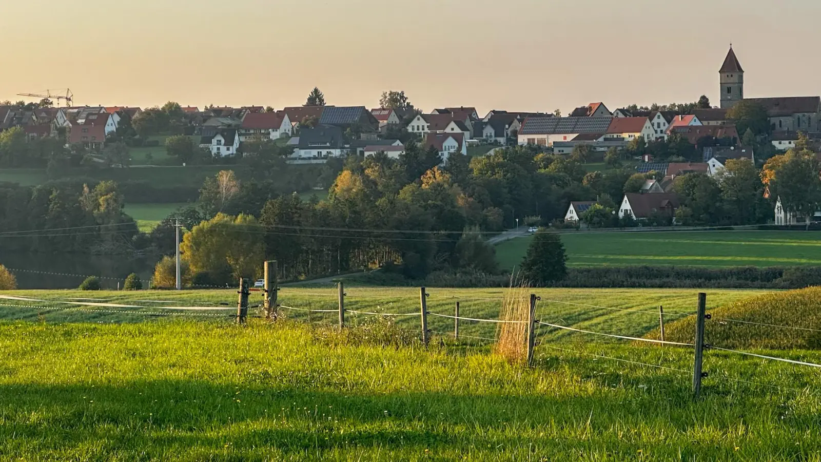 Segringen mit seiner markanten Hanglage soll ein neues Wohngebiet im Westen erhalten. Die Ausweisung des Bebauungsplans ist allerdings ein umstrittenes Thema. (Foto: Martina Haas)