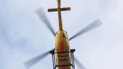 Ein Hubschrauber des ADAC fliegt. (Foto: Sebastian Gollnow/dpa/Archivbild)