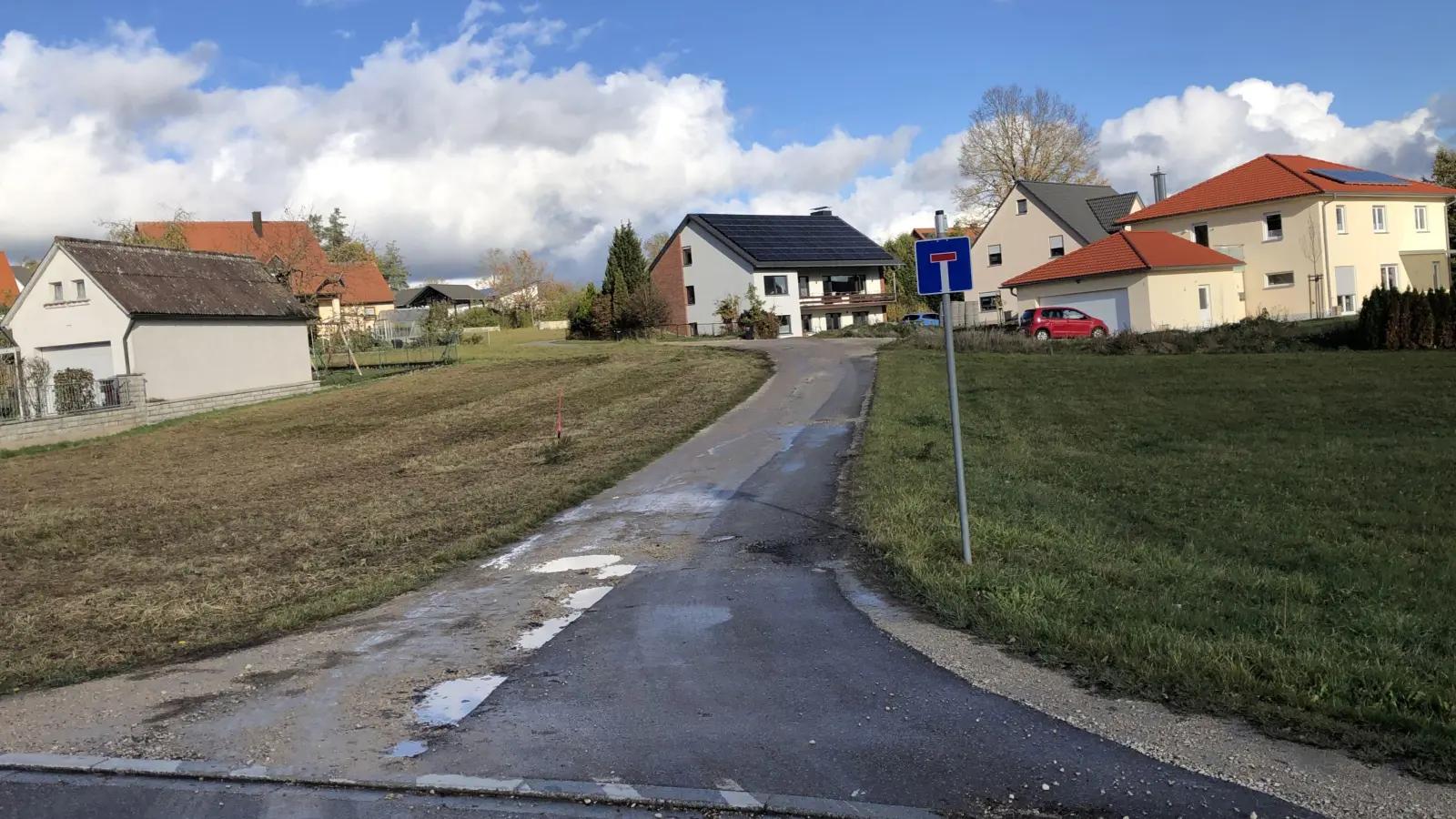Bechhofen – Ab Montag, 13.11., beginnen die Ausbauarbeiten an einem Stichweg der Ziegeleistraße. Deren Hauptroute wurde vor einigen Jahren erst saniert. Der nun auszubauende Abschnitt ist eine Sackgasse und war einst ein Privatweg, der zu einem einzelnen Wohnhaus führte. Im Zuge der Nachverdichtung erwarb die Marktgemeinde Bechhofen 2019 diesen Seitenweg und einige Grundstücke, welche nun zum Teil schon bebaut sind. Die Stichstraße wird neu befestigt, ebenso werden Straßenlaternen installiert. Laut Auskunft der beauftragten Feuchtwanger Straßenbaufirma ist mit einer Bauzeit von drei Wochen zu rechnen. Da die Anwohner des Stichweges währenddessen auf der Ziegeleistraße parken müssen, ist mit einigen Behinderungen zu rechnen.<br>Text/Foto: Johannes Flierl