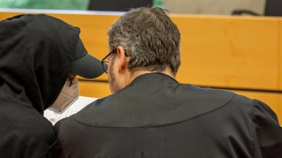 Eine der beiden Angeklagten (31, l) unterhält sich mit ihrem Rechtsanwalt Hans-Jochen Schrepfer im Sitzungssaal im Landgerichts. (Foto: Heiko Becker/dpa)