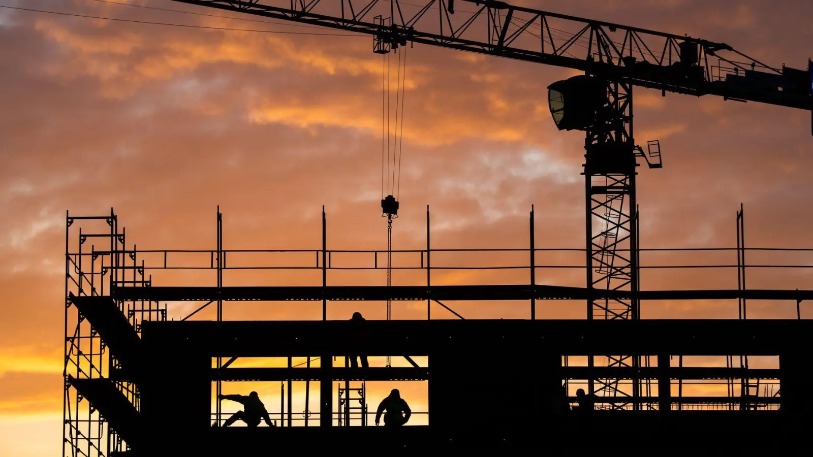 Die Baubranche setzt auf bessere Zeiten mit dem Milliardenpaket des Bundes (Archivbild) (Foto: Julian Stratenschulte/dpa)