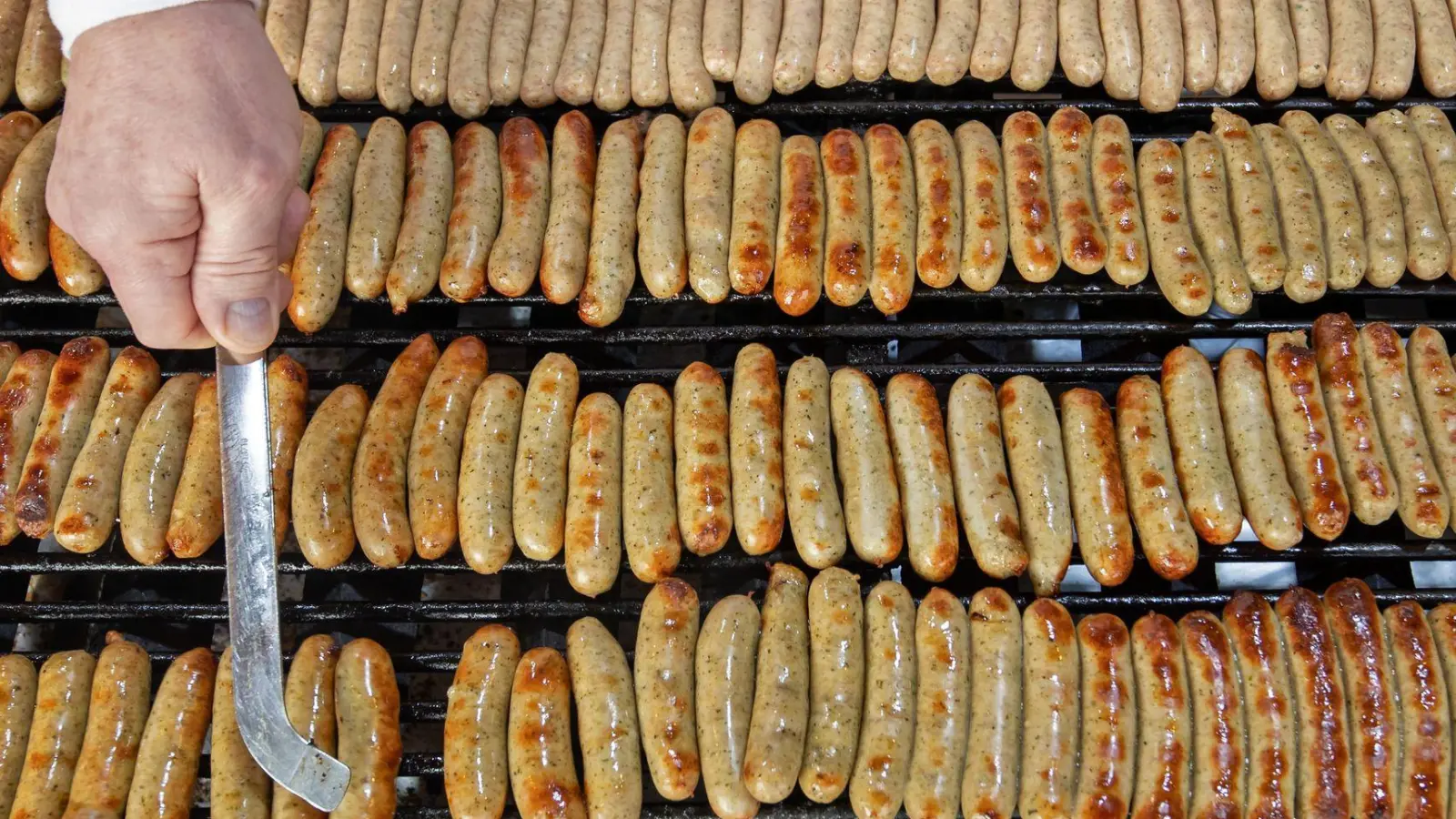 Die Herkunft der Rostbratwürste aus Nürnberg ist geschützt, doch nicht die Herstellung ähnlicher Bratwürste andernorts. (Symbolbild) (Foto: Daniel Karmann/dpa)