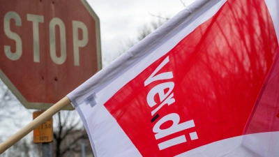Ein erneuter Warnstreik im Nahverkehr betrifft am Freitag in Augsburg auch Tausende Fußball- und Eishockey-Fans. (Archivbild) (Foto: Stefan Puchner/dpa)