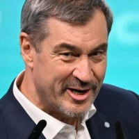 CSU-Chef Söder und Kanzler Merz (r) werden auf dem CSU-Parteitag versuchen, für neues Vertrauen der Unionsanhänger in die Arbeit der Bundesregierung zu werben. (Archivbild)  (Foto: Katharina Kausche/dpa)