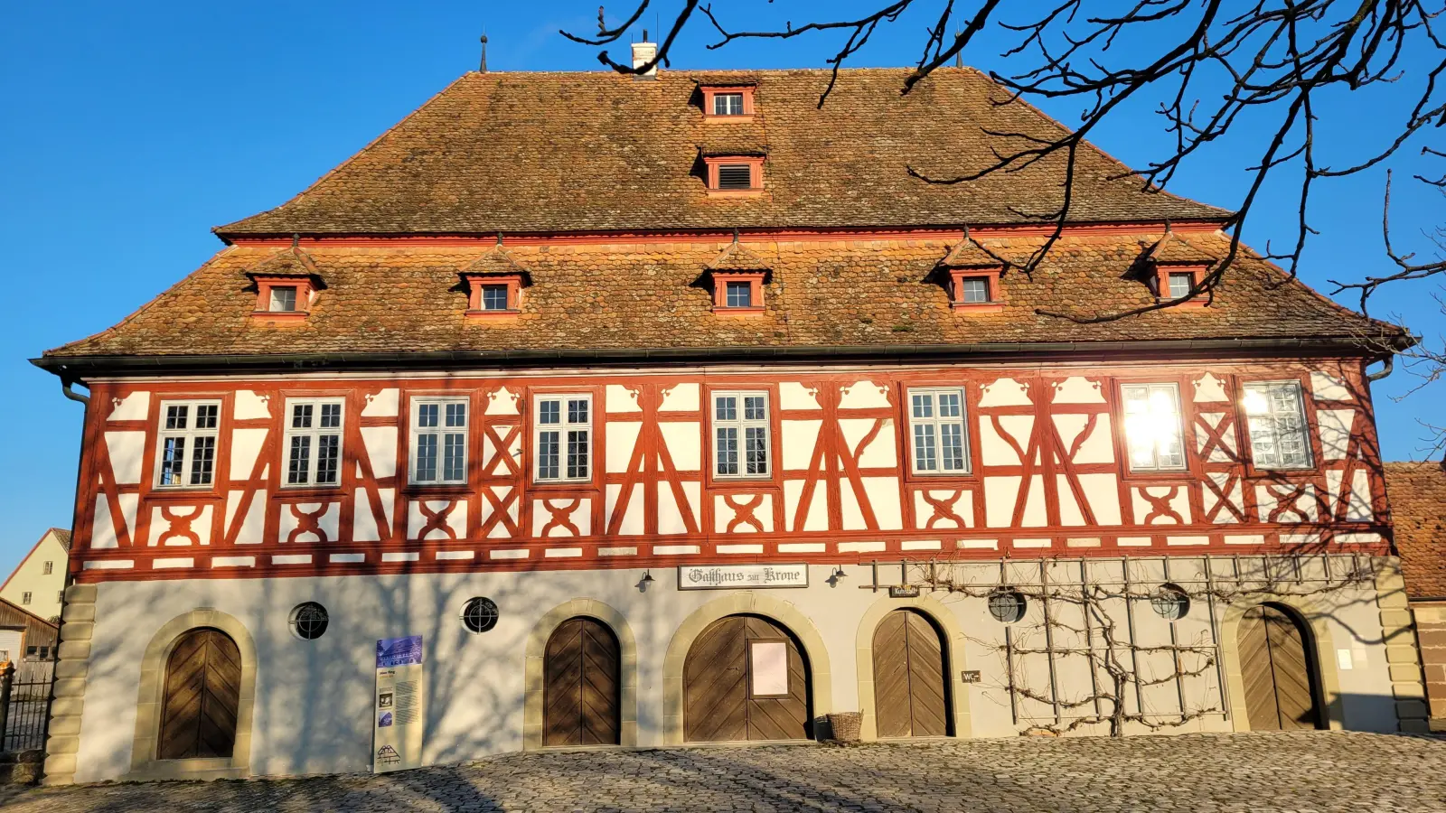 Die Polizei bittet um Hinweise zum Einbruch ins Wirtshaus am Freilandmuseum. (Archivbild: Nina Daebel)