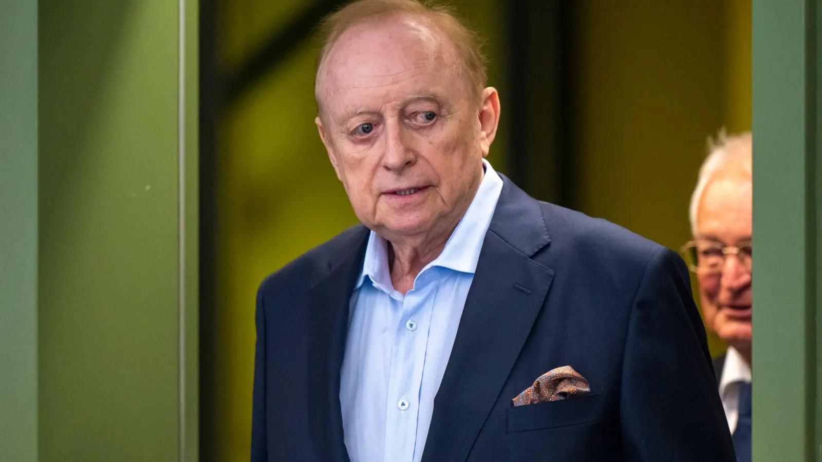 Schuhbeck betritt am zweiten Verhandlungstag den Gerichtssaal. (Foto: Peter Kneffel/dpa)