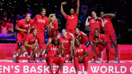 Die US-Basketballerinnen feiern den Gewinn des WM-Titels. (Foto: Mark Baker/AP/dpa)