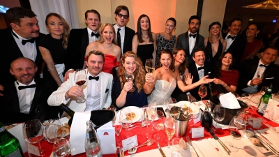 Die Korken knallen am Constantin Tisch. (Foto: Felix Hörhager/dpa)