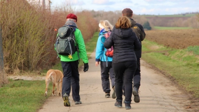 Diese kleine Wandergruppe aus dem vergangenen Jahr ist dieses Jahr vielleicht wieder bei den Internationalen Volkswandertagen der TSV-2000-Wanderabteilung dabei. Falls ja, gibt es für sie neue Strecken zu entdecken. (Archivfoto: Clarissa Kleinschrot)