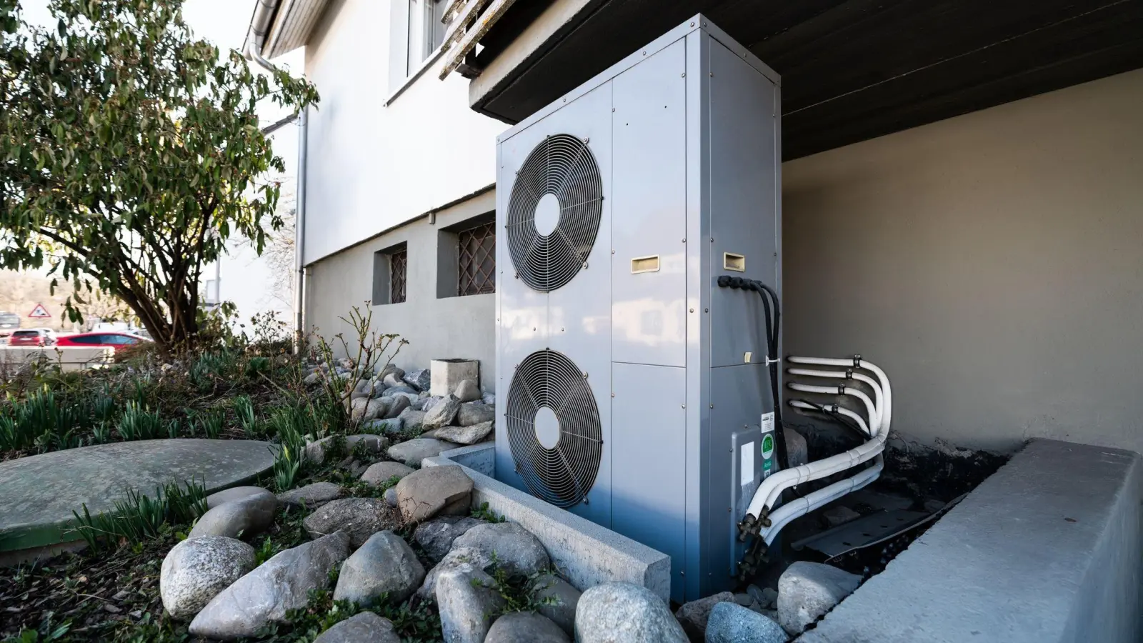 Lüftungsanlage einer Wärmepumpe: Eigentümer bekommen mit den Fördermitteln Unterstützung bei einer Sanierung ihres Gebäudes, die dauerhaft Energiekosten einspart. (Foto: Silas Stein/dpa)