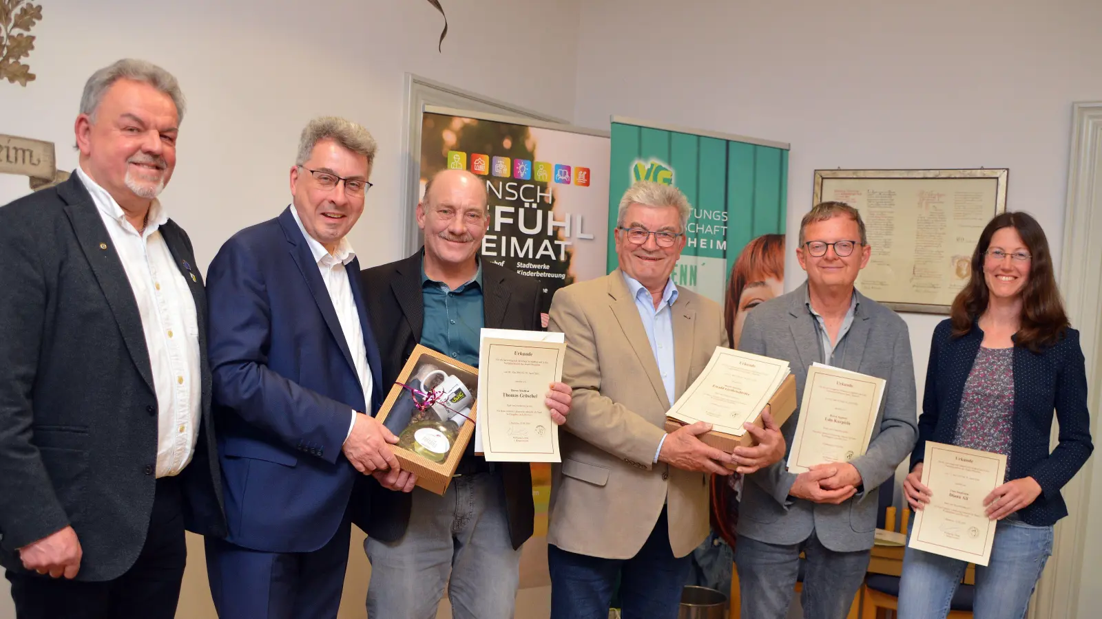 Noch-Bürgermeister Wolfgang Lampe (Zweiter von links) und sein Vize Hermann Schuch (links) verabschiedeten Thomas Gröschel, Ewald Geißendörfer, Udo Kurpiela und Diana Alt (weiter von links) aus dem Stadtrat.  (Foto: Johannes Zimmermann)