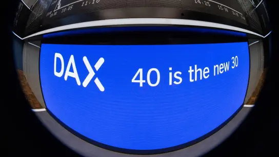 &quot;40 ist das neue 30&quot; steht zum Start des neuen &quot;DAX 40&quot; auf einem Display unterhalb der DAX-Anzeigetafel. (Foto: Boris Roessler/dpa)