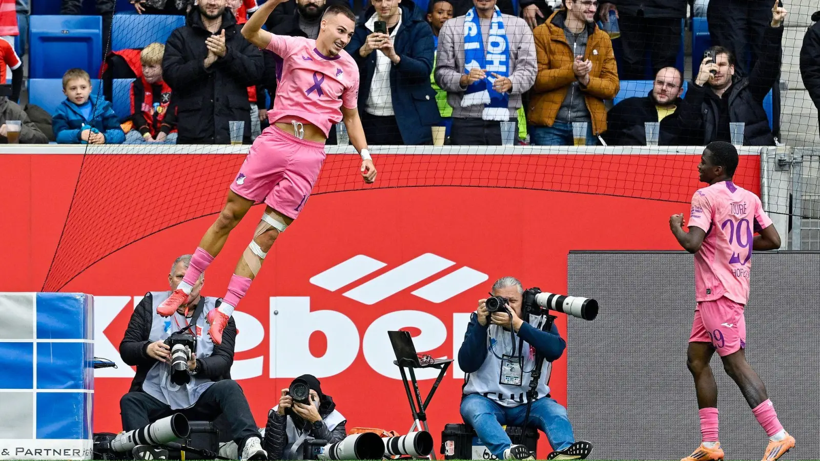 Torschütze Tim Lemperle (l.) jubelt nach seinem Tor gegen Heidenheim. (Foto: Uwe Anspach/dpa)