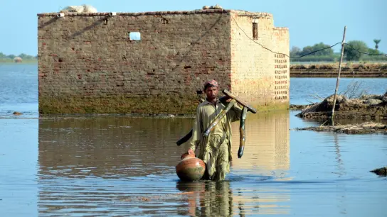 Viele Menschen in Pakistan haben durch die Überschwemmungen alles verloren. (Foto: Zahid Hussain/AP/dpa)