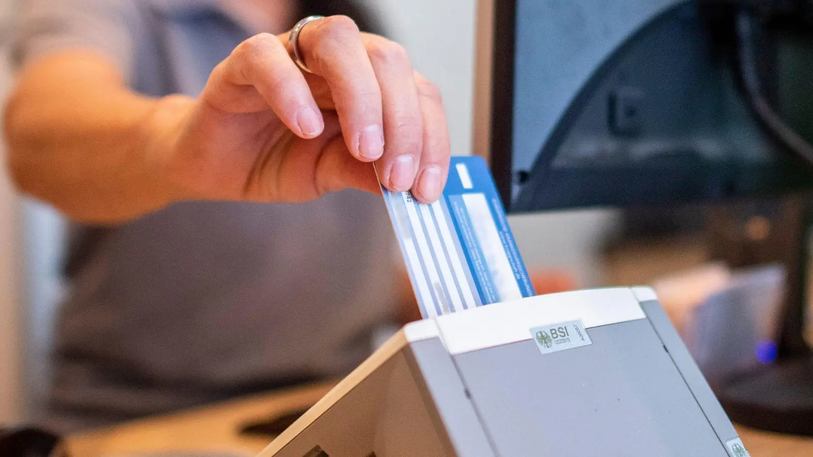 Mehr Leistung fürs Geld: Ein Kassenwechsel kann sich richtig lohnen. (Foto: David Inderlied/dpa/dpa-tmn)