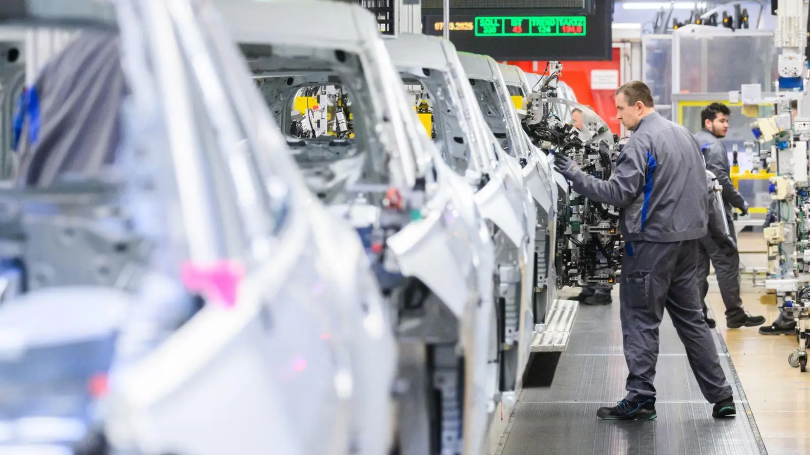 VW-Produktion in Wolfsburg: VW will bis 2030 deutschlandweit jede vierte Stelle streichen. (Archivfoto) (Foto: Julian Stratenschulte/dpa)