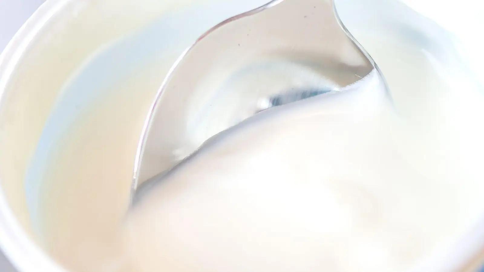 Naturjoghurt ist zuckerarm, aber nicht zuckerfrei, da der natürliche Milchzucker während der Fermentierung in Milchsäure umgewandelt wird. Ein Rest Milchzucker bleibt jedoch enthalten. (Foto: Zacharie Scheurer/dpa-tmn)