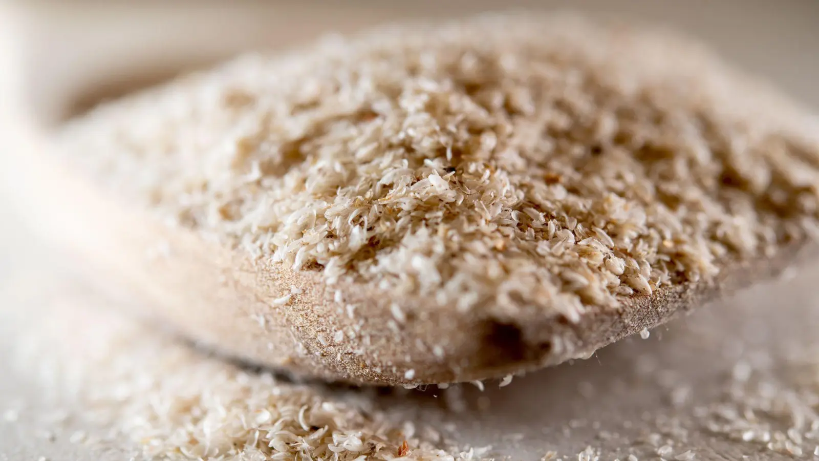 Hilfe bei Verdauungsproblemen: Flohsamenschalen können sowohl bei Durchfall als auch bei Verstopfung wirken. (Foto: Zacharie Scheurer/dpa-tmn)