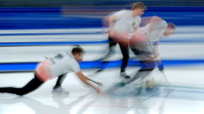 Olympia, Olympische Winterspiele Mailand Cortina 2026, Curling, Männer, Vorrunde, Tschechien - Deutschland, Spieltag 9, das deutsche Team spielt einen Stein (l-r) Marc Muskatewitz, Johannes Scheuerl und Felix Messenzehl. (Foto: Michael Kappeler/dpa)