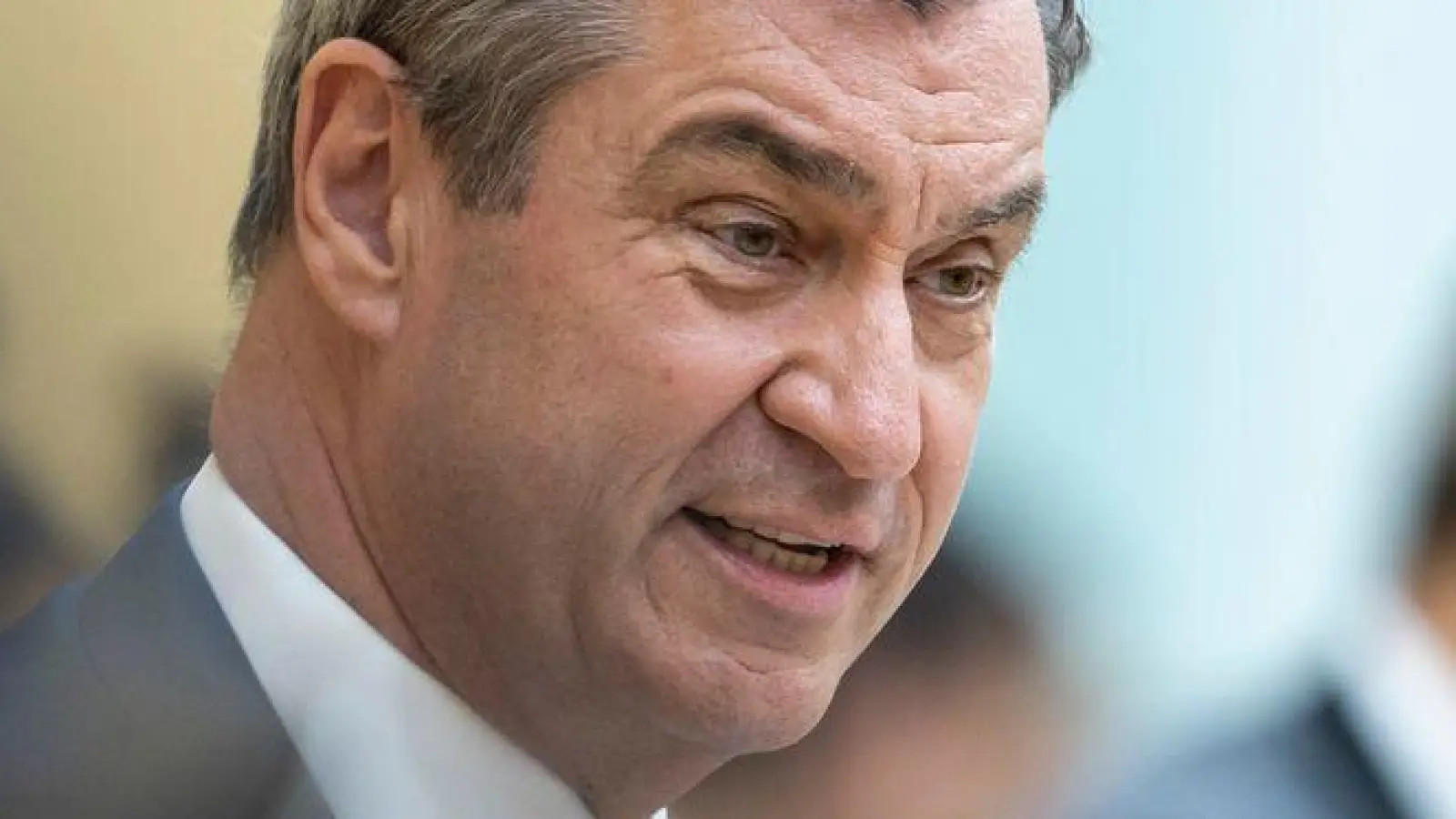 Nicht nur optisch setzt Ministerpräsident Markus Söder (CSU) in seiner Regierungserklärung neue Akzente. (Foto: Peter Kneffel/dpa)