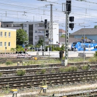 Am Bahnhof in Ansbach werden momentan nachts Schienen ausgetauscht. In der linken Bildhälfte sind die rot-weiß gestreiften festen Absperrungen erkennbar. Zusätzlich sind optische und akustische Warnsignale erforderlich, erklärt die Bahn.  (Foto: Thomas Schaller)