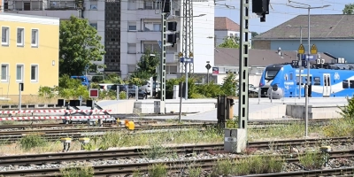 Am Bahnhof in Ansbach werden momentan nachts Schienen ausgetauscht. In der linken Bildhälfte sind die rot-weiß gestreiften festen Absperrungen erkennbar. Zusätzlich sind optische und akustische Warnsignale erforderlich, erklärt die Bahn.  (Foto: Thomas Schaller)