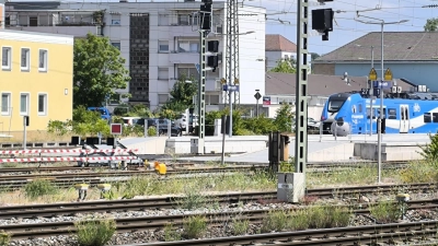 Am Bahnhof in Ansbach werden momentan nachts Schienen ausgetauscht. In der linken Bildhälfte sind die rot-weiß gestreiften festen Absperrungen erkennbar. Zusätzlich sind optische und akustische Warnsignale erforderlich, erklärt die Bahn.  (Foto: Thomas Schaller)